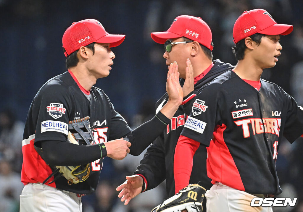 29일 창원NC파크에서 2026 신한 SOL KBO 리그 NC 다이노스와 KIA 타이거즈의 경기가 열렸다. 홈팀 NC는 구창모가, 방문팀 KIA는 이의리가 선발 출전했다. KIA 타이거즈 이범호 감독이 NC 다이노스에 연장 승부끝에 9-4로 승리한 후 김호령과 하이파이브를 하고 있다. 2026.04.29 / foto0307@osen.co.kr