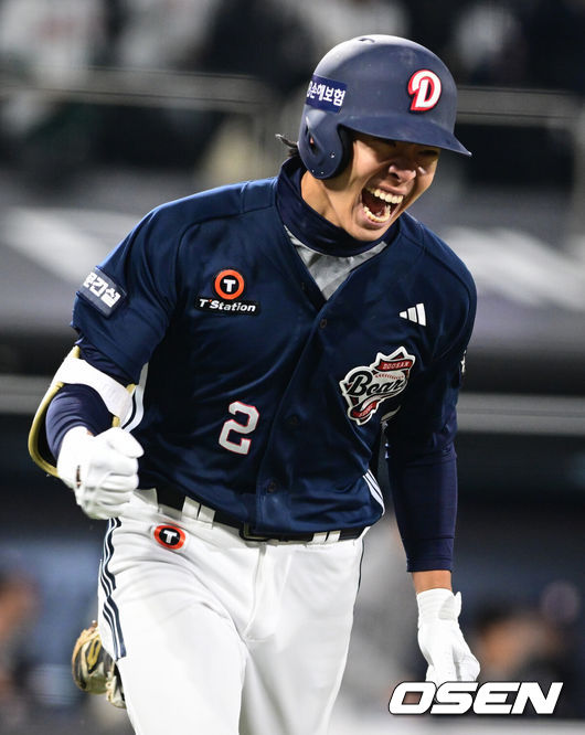 [OSEN=수원, 조은정 기자]10일 경기도 수원 KT위즈파크에서 2026 신한 SOL KBO리그 KT 위즈와 두산 베어스의 경기가 열렸다.이날 KT는 사우어, 두산은 곽빈을 선발투수로 내세웠다.연장 11회초 무사 2루에서 두산 김민석이 다시 앞서가는 1타점 적시타를 날린 뒤 기뻐하고 있다. 2026.04.10 /cej@osen.co.kr