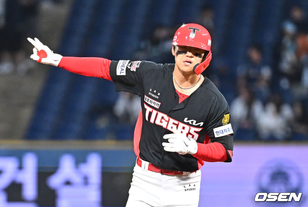 29일 창원NC파크에서 2026 신한 SOL KBO 리그 NC 다이노스와 KIA 타이거즈의 경기가 열렸다. 홈팀 NC는 구창모가, 방문팀 KIA는 이의리가 선발 출전했다. KIA 타이거즈 김도영이 연장 10회초 2사 우중월 솔로 홈런을 치고 세리머니를 하고 있다. 2026.04.29 / foto0307@osen.co.kr