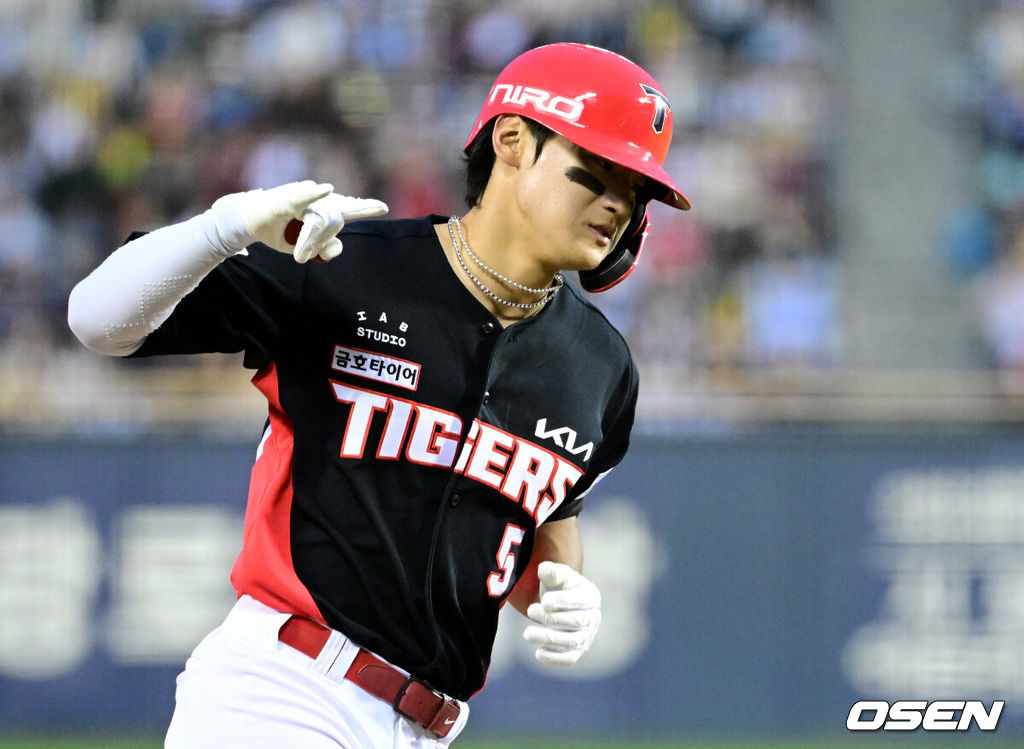 18일 오후 서울 잠실야구장에서 ‘2026 신한 SOL KBO리그’ 두산 베어스와 KIA 타이거즈의 경기가 열렸다.홈팀 두산은 최승용, 방문팀 KIA는 애덤 올러를 선발로 내세웠다.8회초 1사 2루 상황 KIA 김도영이 역전 좌월 투런포를 날리고 그라운드를 돌며 기뻐하고 있다. 2026.04.18 / dreamer@osen.co.kr
