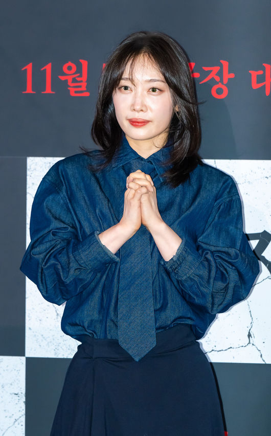 22일 오후 서울 용산아이파크몰 내 용산 CGV에서 영화 '구원자' 언론시사회가 진행됐다.영화 ‘구원자’는 축복의 땅 오복리로 이사 온 ‘영범’과 ‘선희’에게 기적 같은 일이 벌어지고, 이 모든 것이 누군가 받은 불행의 대가임을 알게 되면서 벌어지는 미스터리 오컬트로 배우 김병철과 송지효, 김히어라가 출연한다.배우 김히어라가 포즈를 취하고 있다.   2025.10.22 / soul1014@osen.co.kr