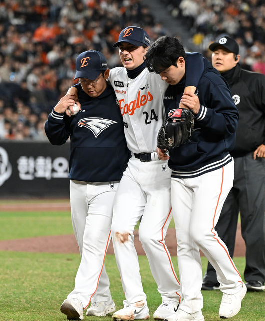 [OSEN=대전, 이대선 기자] 31일 대전 한화생명볼파크에서 2026 신한 SOL KBO리그 한화 이글스와 KT 위즈의 경기가 열렸다.이날 한화는 오웬 화이트, KT는 케일럽 보쉴리를 선발로 내세웠다.3회초 무사 1,2루에서 한화 화이트가 수비 과정에서 부상을 당하며 교체되고 있다. 2026.03.31 /sunday@osen.co.kr