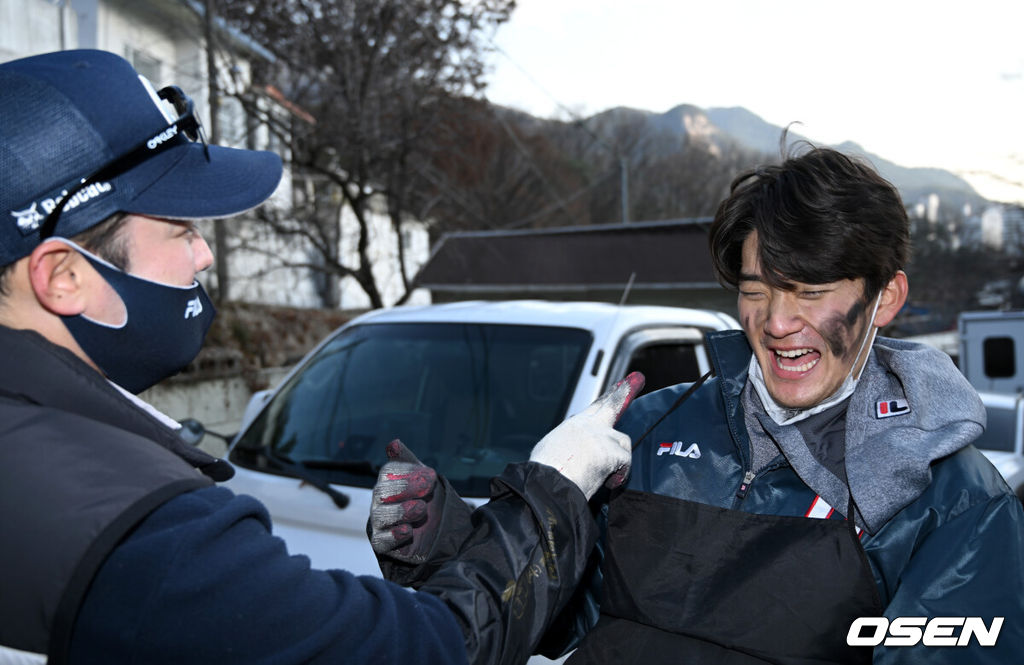 7일 오후 두산 베어스 사랑의 연탄 나눔 행사가 서울 상계동 별빛마을에서 진행됐다.두산 양석환이 안재석 얼굴에 장난을 치고 있다. 2022.12.07 /sunday@osen.co.kr