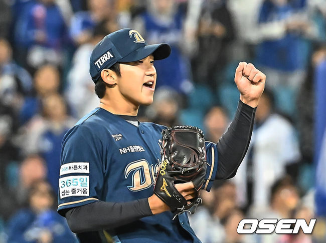 [OSEN=대구, 이석우 기자] 10일 대구삼성라이온즈파크에서 2026 신한 SOL KBO 리그 삼성 라이온즈와 NC 다이노스의 경기가 열렸다. 홈팀 삼성은 후라도가, 방문팀 NC는 구창모가 선발 출전했다. NC 다이노스 구창모가 3회말 무사 1,2루 삼성 라이온즈 류지혁을 2루수 병살로 잡고 주막을 불끈 쥐고 있다. 2026.04.10 / foto0307@osen.co.kr