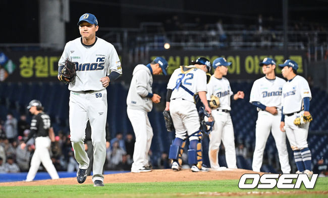 [OSEN=창원, 이석우 기자] 16일 창원NC파크에서 2026 신한 SOL KBO 리그 NC 다이노스와 KT 위즈의 경기가 열렸다. 홈팀 NC는 구창모가, 방문팀 KT는 사우어가 선발 출전했다. NC 다이노스 선발투수 구창모가 6회초 교체되고 있다. 2026.04.16 / foto0307@osen.co.kr