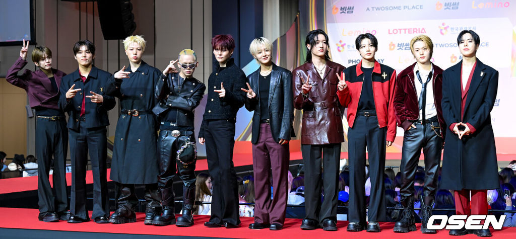 SBS 가요대전 레드카펫 행사가 25일 오후 인천광역시 중구 운서동 인스파이어 아레나에서 열렸다.이날 SBS를 통해 생방송되는 '가요대전'에서는 엔하이픈, 에이티즈, 투어스, 투모로우바이투게더, 앤팀, 보이넥스트도어, 코르티스, 넥스지, 킥플립, 동방신기 유노윤호, 스트레이 키즈, 제로베이스원, 라이즈, 엔시티 태용, 엔시티 드림, 엔시티 위시, 에스파, 아이브, 르세라핌, 있지, 엔믹스, 아일릿, 하츠투하츠, 키키, 미야오, 이즈나, 베이비몬스터, 베이비돈크라이, 올데이 프로젝트, 트레저, 더보이즈, 아이딧, 에이엠피, 아홉 등이 무대를 꾸민다.트레저가 포즈를 취하고 있다. 2025.12.25 /cej@osen.co.kr