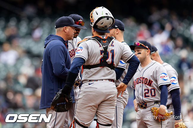 [사진] 휴스턴 조슈아 밀러 투수코치가 마운드를 방문해 선수들과 대화를 하고 있다. ⓒGettyimages(무단전재 및 재배포 금지)