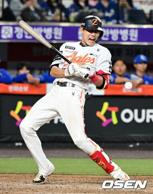 [OSEN=대전, 지형준 기자] 15일 대전 한화생명 볼파크에서 2026 신한 SOL KBO리그 한화 이글스와 삼성 라이온즈의 경기가 열렸다.4연패 중인 한화는 윌켈 에르난데스, 5연승을 노리는 삼성은 양창섭이 선발로 나섰다.&nbsp;2회말 2사 1,2루에서 한화 심우준이 삼성 양창섭 사구에 괴로워하고 있다. 2026.04.15&nbsp;/ jpnews@osen.co.kr