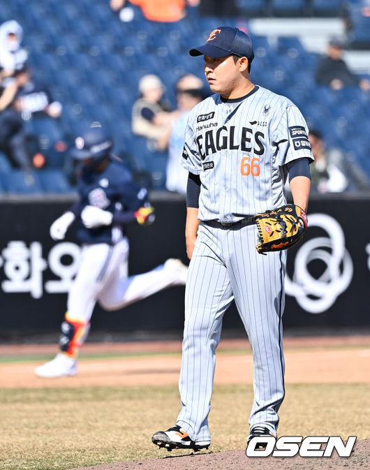 [OSEN=대전, 박준형 기자] 17일 오후 대전 한화생명볼파크에서 2026 신한 SOL KBO 리그 시범경기 한화 이글스와 두산 베어스의 경기가 진행됐다.전날 경기에서는 두산이 한화를 상대로 8-4 승리를 거뒀다.8회초 한화 주현상 투수가 두산 박준순에게 동점 솔로홈런을 허용하고 있다.  2026.03.17 / soul1014@osen.co.kr