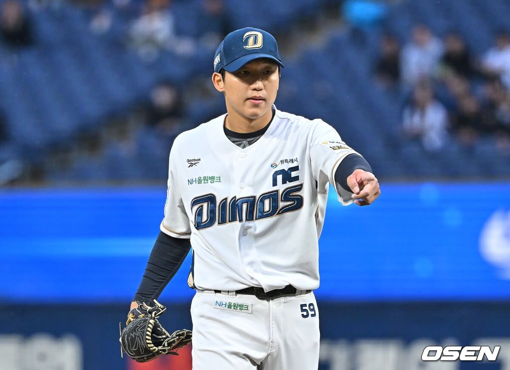 29일 창원NC파크에서 2026 신한 SOL KBO 리그 NC 다이노스와 KIA 타이거즈의 경기가 열렸다. 홈팀 NC는 구창모가, 방문팀 KT는 이의리가 선발 출전했다. NC 다이노스 선발투수 구창모가 1회초 1사 2루 KIA 타이거즈 김선빈 타석때 볼 위치를 가리키고 있다. 2026.04.29 / foto0307@osen.co.kr