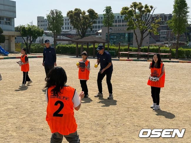 KBO는 4월 29일 서울 성북구 성북초등학교에서 ‘2026 KBO 찾아가는 티볼교실’의 첫 수업을 진행했다. 이날 현장에는 허구연 KBO 총재를 비롯해 류지현 2026 WBC 대표팀 감독, 권오준 KBO 육성위원이 함께하며 의미를 더했다. / OSEN DB