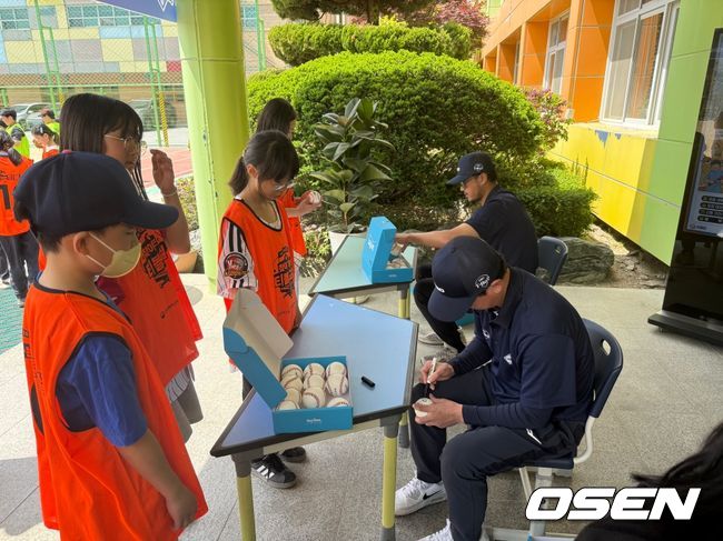 KBO는 4월 29일 서울 성북구 성북초등학교에서 ‘2026 KBO 찾아가는 티볼교실’의 첫 수업을 진행했다. 이날 현장에는 허구연 KBO 총재를 비롯해 류지현 2026 WBC 대표팀 감독, 권오준 KBO 육성위원이 함께하며 의미를 더했다. / OSEN DB