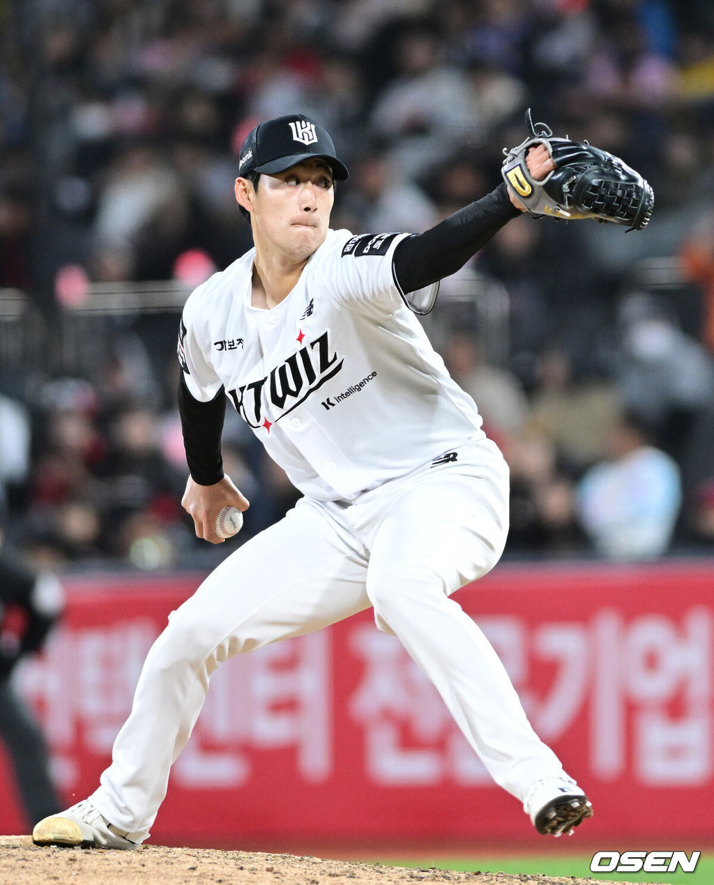 21일 수원 KT위즈파크에서 ‘2026 신한 SOL KBO리그’ KT 위즈와 KIA 타이거즈의 경기가 열렸다.홈팀 KT는 오원석, 방문팀 KIA는 김태형을 선발로 내세웠다. 8회초 마운드에 오른 KT 스기모토 코우키가 힘차게 공을 뿌리고 있다. 2026.04.21 / dreamer@osen.co.kr