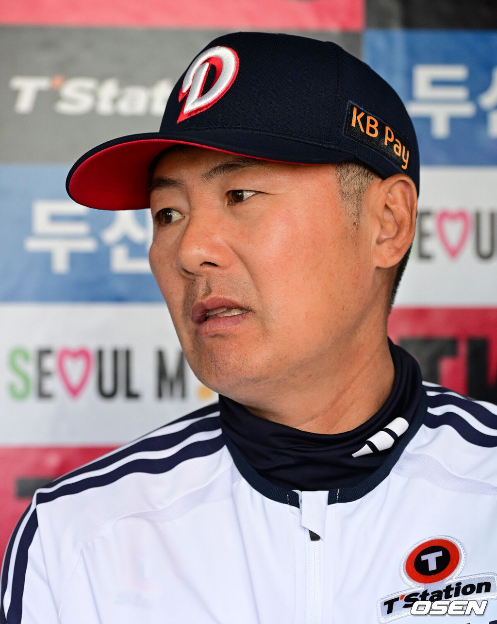 30일 서울 잠실야구장에서 2026 신한 SOL KBO리그 두산 베어스와 삼성 라이온즈의 경기가 열렸다.이날 두산은 최승용, 삼성은 최원태를 선발로 내세웠다.경기에 앞서 두산 김원형 감독이 취재진과 이야기를 나누고 있다. 2026.04.30 / jpnews@osen.co.kr