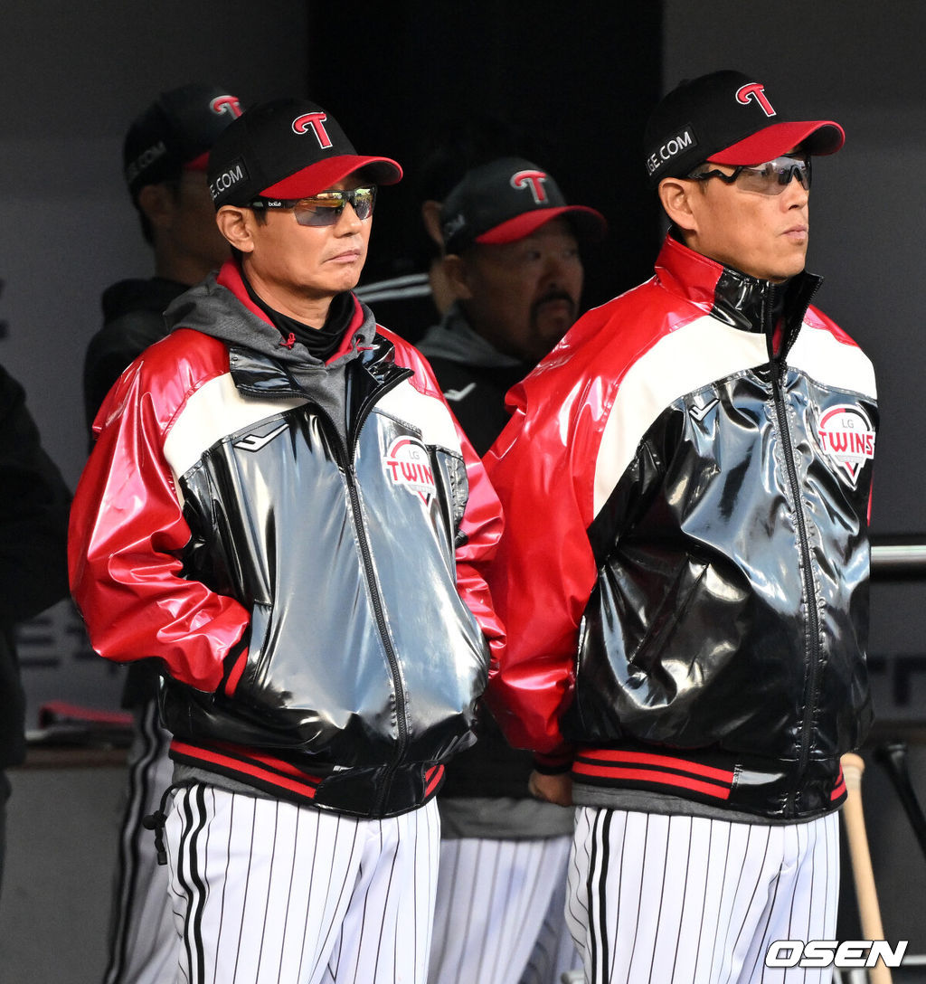 28일 수원 KT위즈파크에서 2026 신한 SOL KBO리그 KT 위즈와 LG 트윈스의 경기가 열렸다.이날 KT는 맷 사우어, LG는 라클란 웰스를 선발로 내세웠다. 1회초 LG 염경엽 감독이 경기를 바라보고 있다. 2026.04.28 /sunday@osen.co.kr