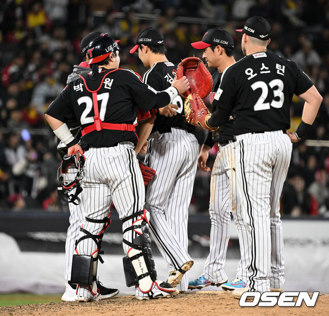 [OSEN=수원, 이대선 기자] 28일 수원 KT위즈파크에서 2026 신한 SOL KBO리그 KT 위즈와 LG 트윈스의 경기가 열렸다.이날 KT는 맷 사우어, LG는 라클란 웰스를 선발로 내세웠다. 9회말 1사 만루에서 LG 김영우가 마운드를 내려가고 있다. 2026.04.28 /sunday@osen.co.kr