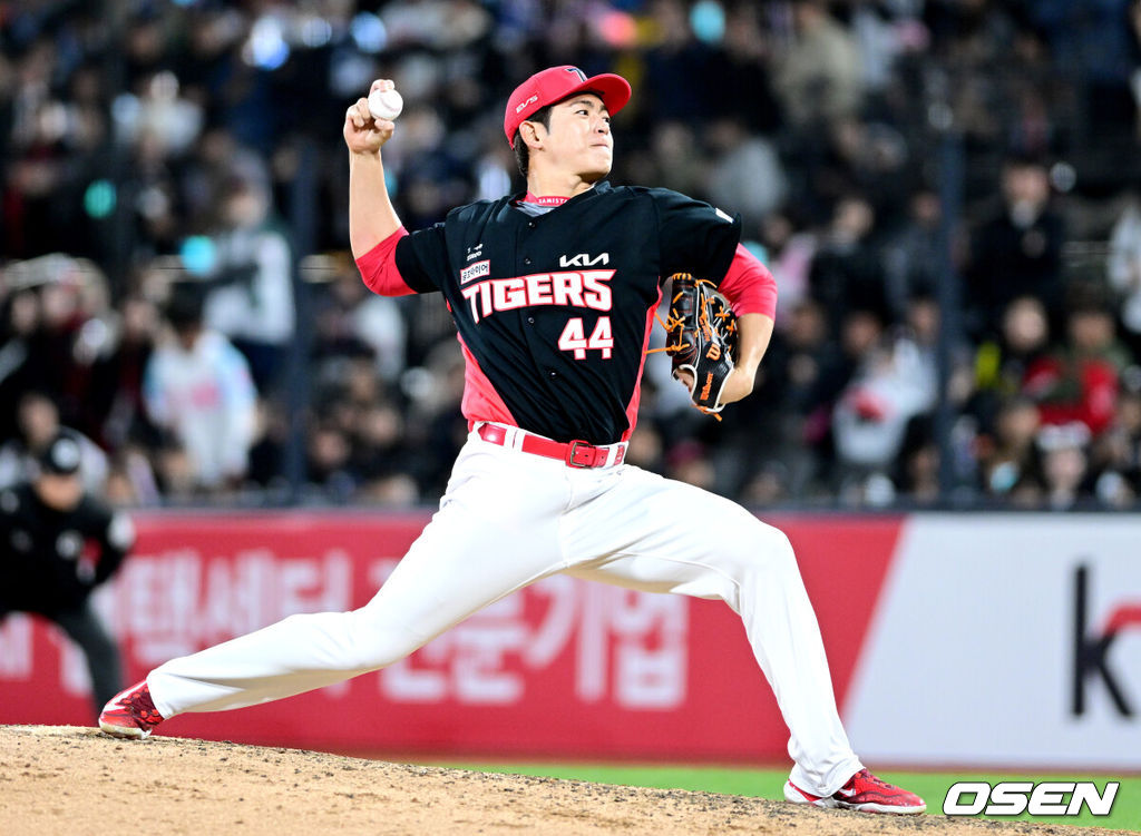21일 수원 KT위즈파크에서 ‘2026 신한 SOL KBO리그’ KT 위즈와 KIA 타이거즈의 경기가 열렸다.홈팀 KT는 오원석, 방문팀 KIA는 김태형을 선발로 내세웠다. 6회말 마운드에 오른 KIA 이태양이 힘차게 공을 뿌리고 있다. 2026.04.21 / dreamer@osen.co.kr