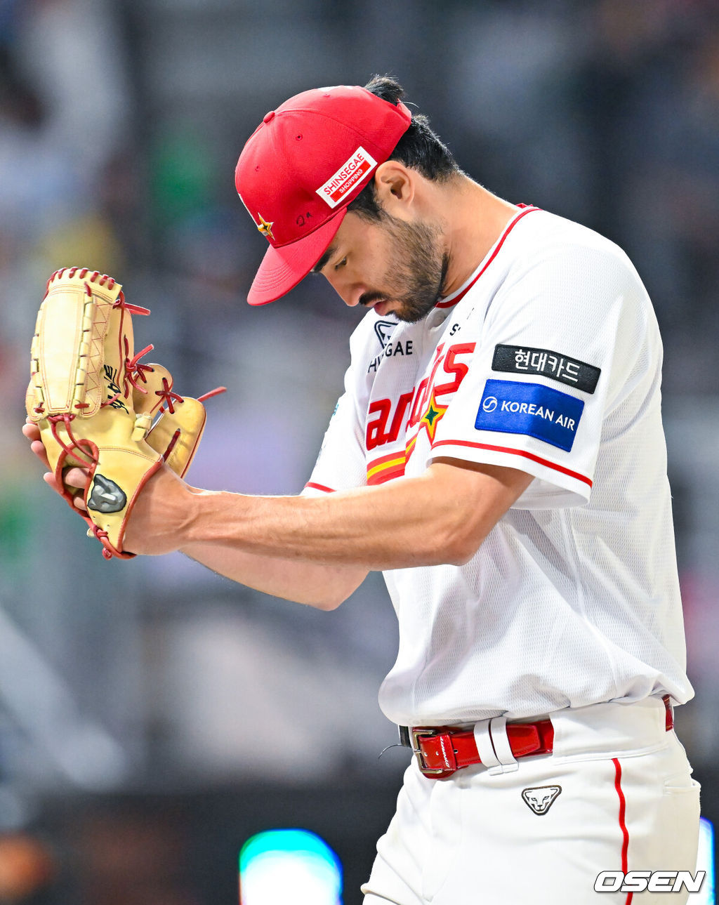 16일 오후 인천 SSG랜더스필드에서 ‘2026 신한 SOL Bank KBO리그' SSG 랜더스와 두산 베어스의 경기가 진행됐다.이날 SSG는 화이트를, 두산은 곽빈을 선발투수로 내세웠다.5회초를 마친 SSG 선발 화이트가 박수를 치고 있다. 2026.04.16 / rumi@osen.co.kr