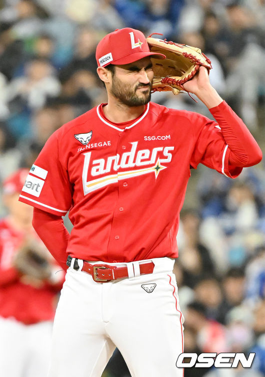 [OSEN=대구, 민경훈 기자] 23일 오후 대구삼성라이온즈파크 ‘2026 신한 SOL Bank KBO리그' 삼성 라이온즈와 SSG 랜더스와 경기가 열렸다.이날 삼성은 오러클린을, SSG는 화이트를 선발투수로 내세웠다.5회말 1사 주자 1,3루 삼성 최형우 타석에서 SSG 선발 화이트의 견제 송구 실책으로 박승규가 홈을 밟자 화이트가 아쉬워하고 있다. 2026.04.23 / rumi@osen.co.kr