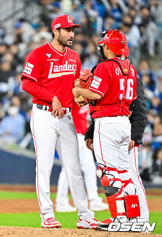 [OSEN=대구, 민경훈 기자] 23일 오후 대구삼성라이온즈파크 ‘2026 신한 SOL Bank KBO리그' 삼성 라이온즈와 SSG 랜더스와 경기가 열렸다.이날 삼성은 오러클린을, SSG는 화이트를 선발투수로 내세웠다.5회말 무사 주자 1루 삼성 김지찬의 투수 앞 번트때 SSG 선발 화이트가 송구 실책을 범하며 주자 1,3루가 됐다. SSG 이지영이 마운드에 올라 얘기를 나누고 있다. 2026.04.23 / rumi@osen.co.kr