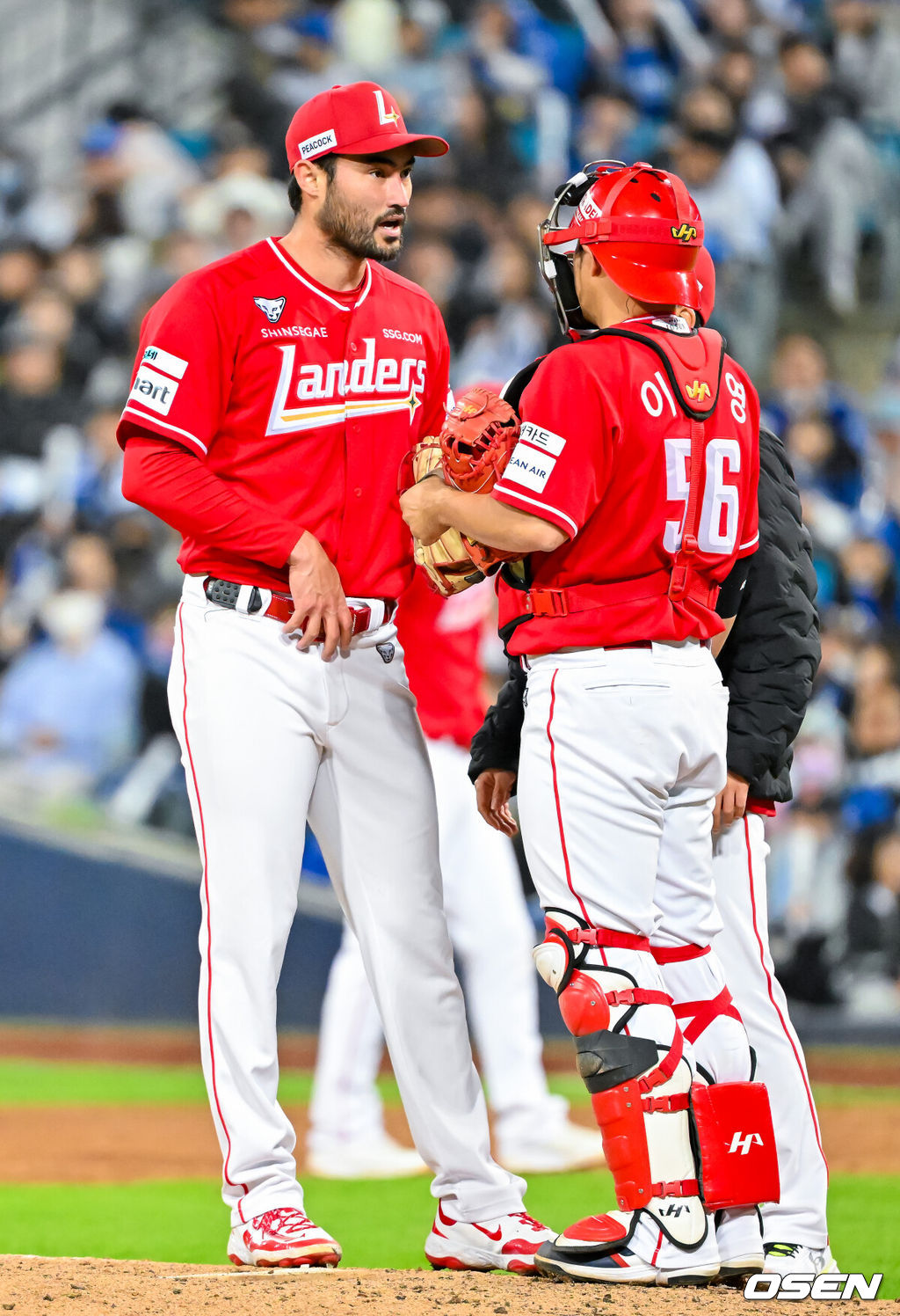 23일 오후 대구삼성라이온즈파크 ‘2026 신한 SOL Bank KBO리그' 삼성 라이온즈와 SSG 랜더스와 경기가 열렸다.이날 삼성은 오러클린을, SSG는 화이트를 선발투수로 내세웠다.5회말 무사 주자 1루 삼성 김지찬의 투수 앞 번트때 SSG 선발 화이트가 송구 실책을 범하며 주자 1,3루가 됐다. SSG 이지영이 마운드에 올라 얘기를 나누고 있다. 2026.04.23 / rumi@osen.co.kr