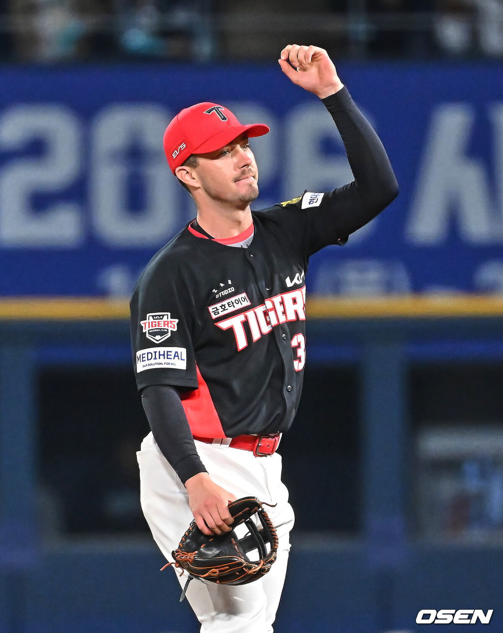 29일 창원NC파크에서 2026 신한 SOL KBO 리그 NC 다이노스와 KIA 타이거즈의 경기가 열렸다. 홈팀 NC는 구창모가, 방문팀 KT는 이의리가 선발 출전했다. KIA 타이거즈 데일이 6회말 1사 1,2루 NC 다이노스 고준휘의 타구를 실책하고 아쉬워하고 있다. 2026.04.29 / foto0307@osen.co.kr