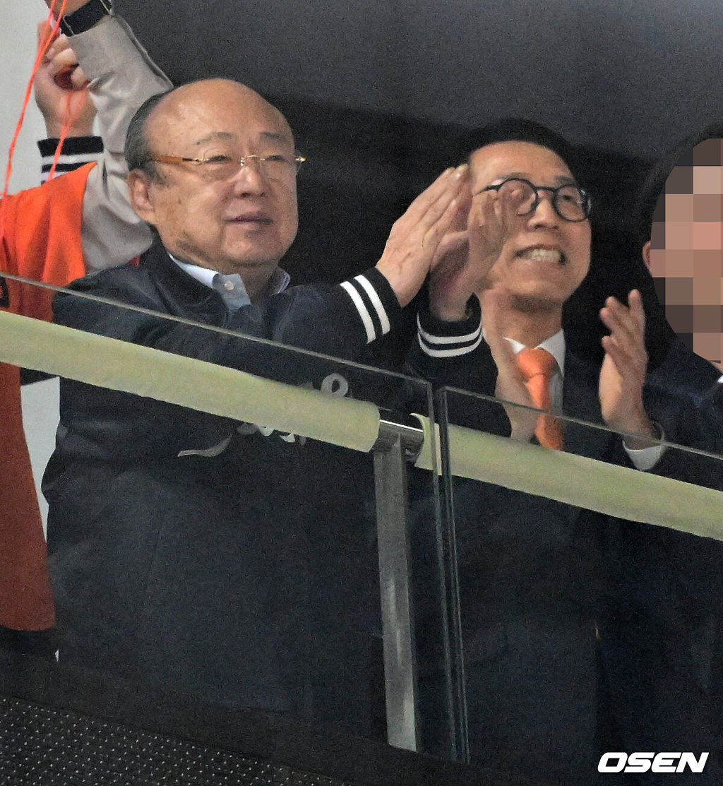 한화그룹 김승연 회장과 박종태 한화이글스 사장이 승리를 기뻐하고 있다. 2025.04.11 / jpnews@osen.co.kr