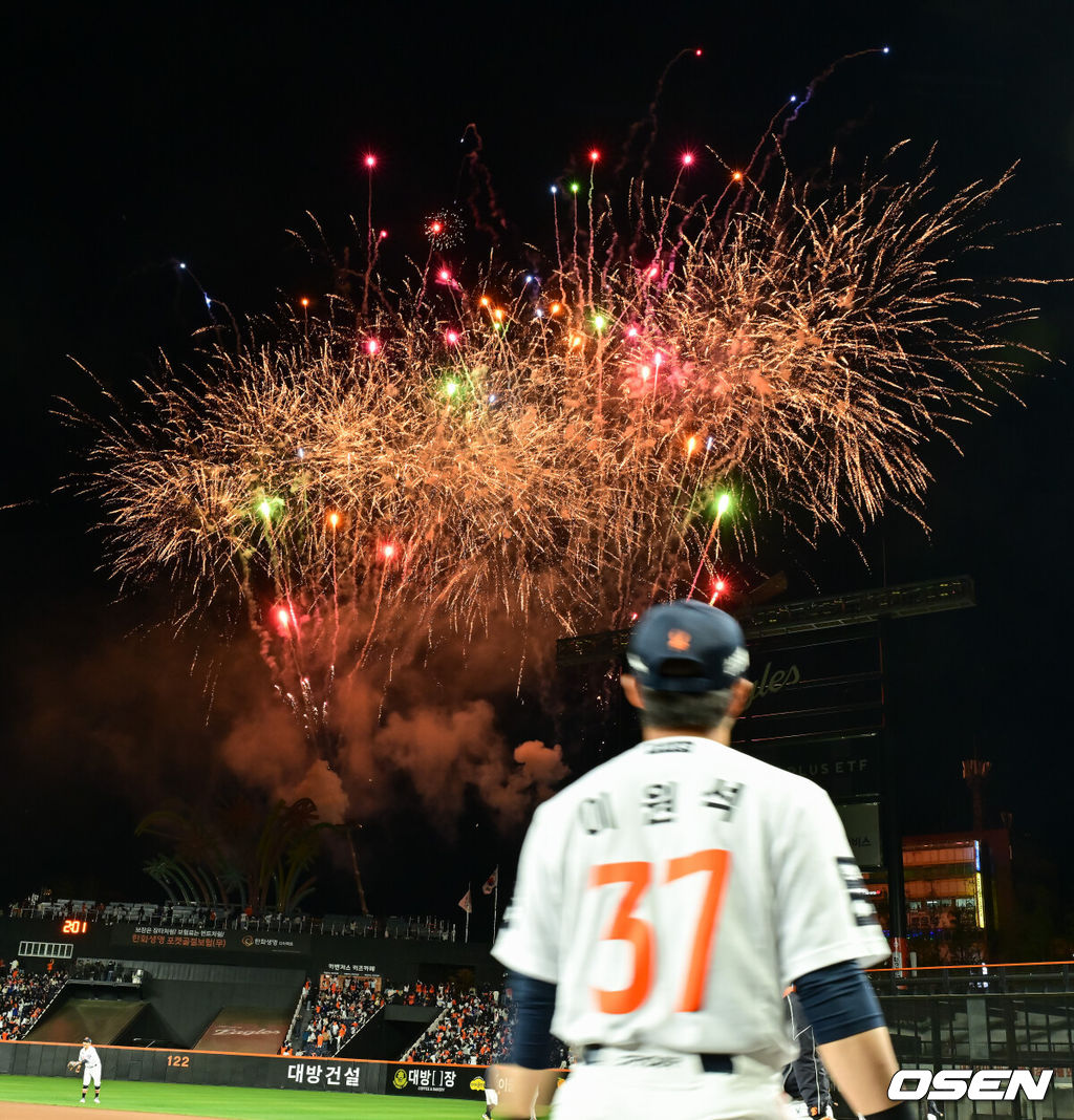30일 오후 대전 한화생명볼파크에서 2026 신한 SOL KBO리그 한화 이글스와 SSG 랜더스의 경기가 진행됐다. 이날 경기 한화는 류현진을, SSG는 김건우를 선발투수로 내세웠다.클리닝 타임때 축하 불꽃쇼가 진행되고 있다.   2026.04.30 / soul1014@osen.co.kr
