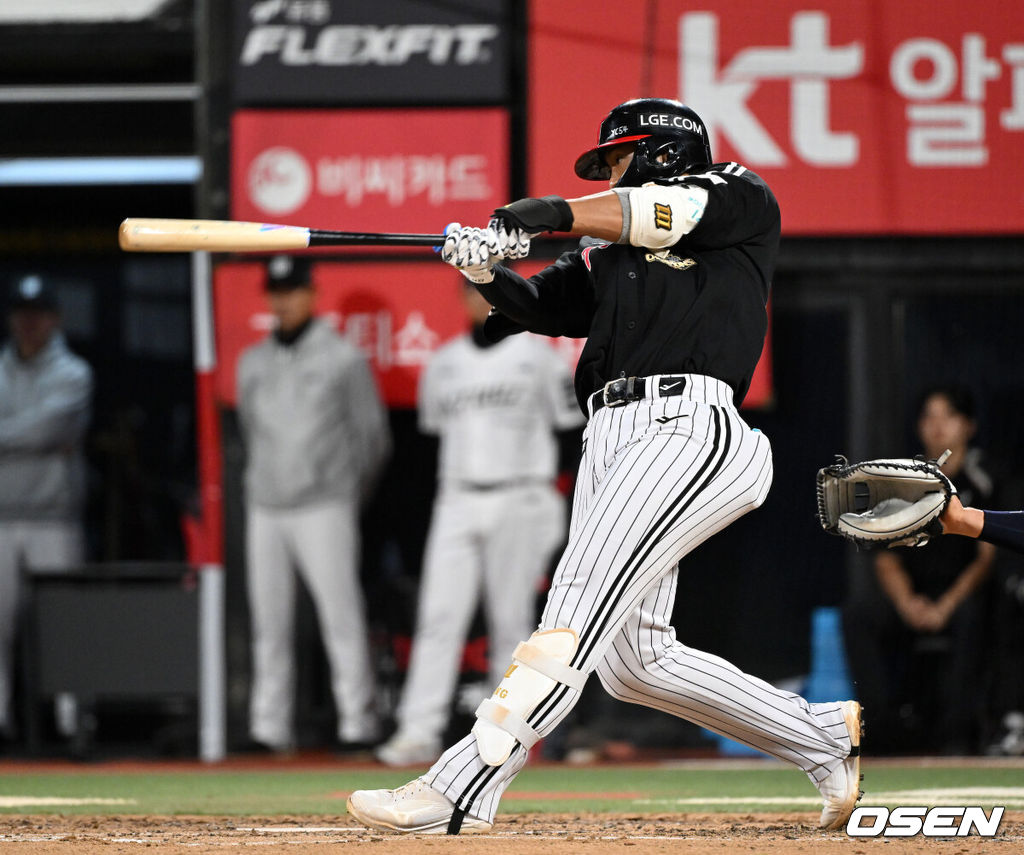 30일 수원 KT위즈파크에서 2026 신한 SOL KBO리그 KT 위즈와 LG 트윈스의 경기가 열렸다.이날 KT는 보쉴리, LG는 임찬규를 선발로 내세웠다.4회초 무사 1루에서 LG 송찬의가 좌중월 투런 홈런을 치고 있다. 2026.04.30 /sunday@osen.co.kr