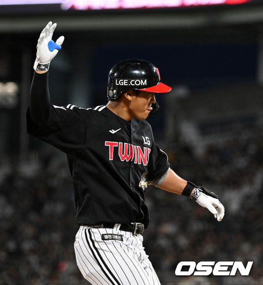 [OSEN=수원, 이대선 기자] 30일 수원 KT위즈파크에서 2026 신한 SOL KBO리그 KT 위즈와 LG 트윈스의 경기가 열렸다.이날 KT는 보쉴리, LG는 임찬규를 선발로 내세웠다.4회초 무사 1루에서 LG 송찬의가 좌중월 투런 홈런을 치고 환호하고 있다. 2026.04.30 /sunday@osen.co.kr