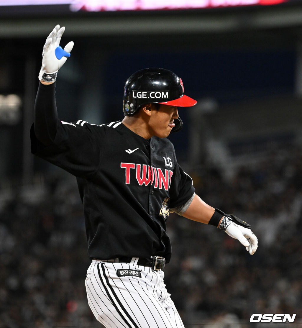 30일 수원 KT위즈파크에서 2026 신한 SOL KBO리그 KT 위즈와 LG 트윈스의 경기가 열렸다.이날 KT는 보쉴리, LG는 임찬규를 선발로 내세웠다.4회초 무사 1루에서 LG 송찬의가 좌중월 투런 홈런을 치고 환호하고 있다. 2026.04.30 /sunday@osen.co.kr