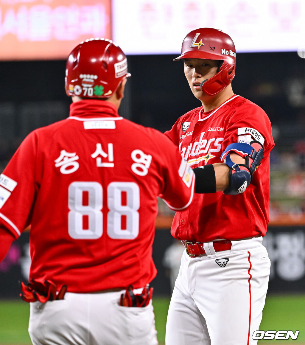 30일 오후 대전 한화생명볼파크에서 2026 신한 SOL KBO리그 한화 이글스와 SSG 랜더스의 경기가 진행됐다. 이날 경기 한화는 류현진을, SSG는 김건우를 선발투수로 내세웠다.6회초 무사 2,3루 SSG 조형우가 동점 1타점 적시타를 날리고 조동찬 코치와 하이파이브를 하고 있다.    2026.04.30 / soul1014@osen.co.kr