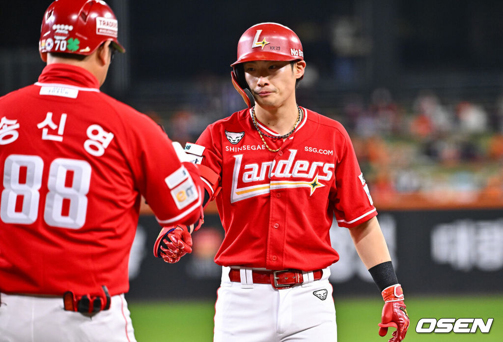 30일 오후 대전 한화생명볼파크에서 2026 신한 SOL KBO리그 한화 이글스와 SSG 랜더스의 경기가 진행됐다. 이날 경기 한화는 류현진을, SSG는 김건우를 선발투수로 내세웠다.6회초 2사 만루 SSG 최지훈이 2타점 적시타를 날리고 세리머니를 하고 있다.     2026.04.30 / soul1014@osen.co.kr