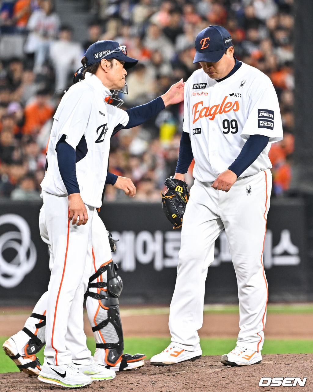 30일 오후 대전 한화생명볼파크에서 2026 신한 SOL KBO리그 한화 이글스와 SSG 랜더스의 경기가 진행됐다. 이날 경기 한화는 류현진을, SSG는 김건우를 선발투수로 내세웠다.6회초 2사 1,2루 한화 선발투수 류현진이 강판되고 있다.       2026.04.30 / soul1014@osen.co.kr