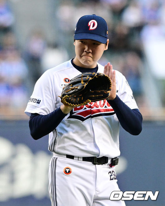 [OSEN=잠실, 지형준 기자] 30일 서울 잠실야구장에서 2026 신한 SOL KBO리그 두산 베어스와 삼성 라이온즈의 경기가 열렸다.이날 두산은 최승용, 삼성은 최원태를 선발로 내세웠다.1회초 수비를 마친 두산 최승용이 더그아웃으로 향하고 있다. 2026.04.30&nbsp;/ jpnews@osen.co.kr