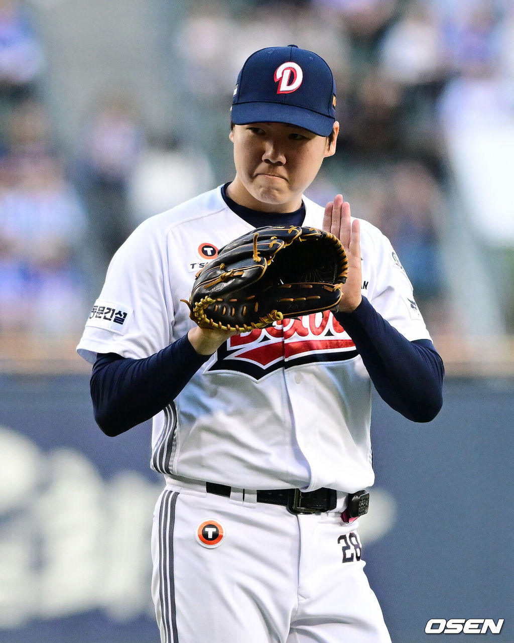 30일 서울 잠실야구장에서 2026 신한 SOL KBO리그 두산 베어스와 삼성 라이온즈의 경기가 열렸다.이날 두산은 최승용, 삼성은 최원태를 선발로 내세웠다.1회초 수비를 마친 두산 최승용이 더그아웃으로 향하고 있다. 2026.04.30 / jpnews@osen.co.kr