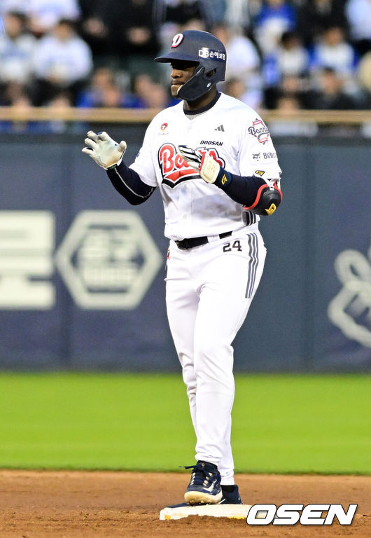 [OSEN=잠실, 지형준 기자] 30일 서울 잠실야구장에서 2026 신한 SOL KBO리그 두산 베어스와 삼성 라이온즈의 경기가 열렸다.이날 두산은 최승용, 삼성은 최원태를 선발로 내세웠다.3회말 무사 2루에서 두산 카메론이 역전 1타점 적시 2루타를 날리며 기뻐하고 있다. 2026.04.30&nbsp;/ jpnews@osen.co.kr
