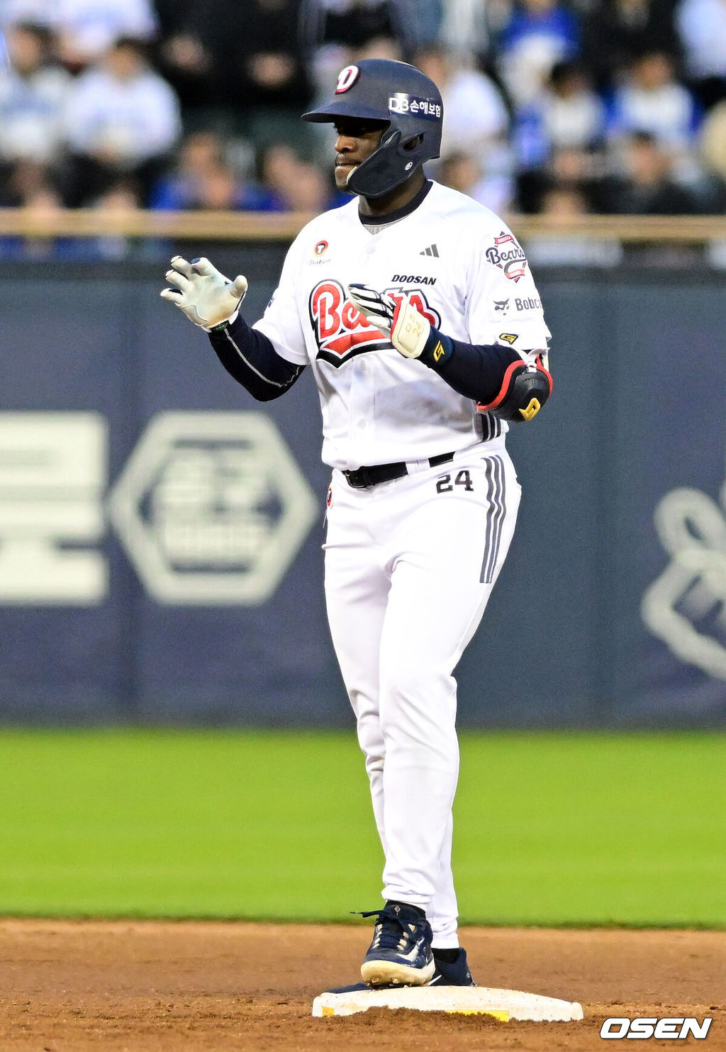 30일 서울 잠실야구장에서 2026 신한 SOL KBO리그 두산 베어스와 삼성 라이온즈의 경기가 열렸다.이날 두산은 최승용, 삼성은 최원태를 선발로 내세웠다.3회말 무사 2루에서 두산 카메론이 역전 1타점 적시 2루타를 날리며 기뻐하고 있다. 2026.04.30 / jpnews@osen.co.kr