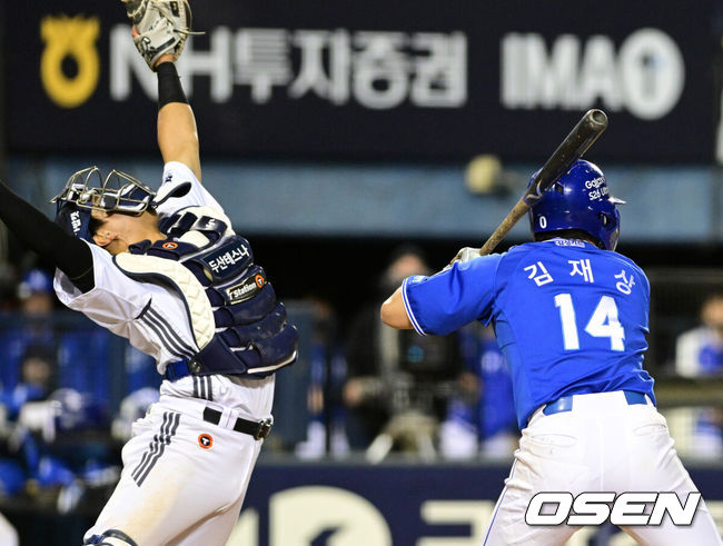 [OSEN=잠실, 지형준 기자] 30일 서울 잠실야구장에서 2026 신한 SOL KBO리그 두산 베어스와 삼성 라이온즈의 경기가 열렸다.이날 두산은 최승용, 삼성은 최원태를 선발로 내세웠다.7회초 1사 1,3루에서 두산 윤준호가 삼성 김재상 타석에 윤태호의 폭투에 놀라고 있다. 2026.04.30&nbsp;/ jpnews@osen.co.kr