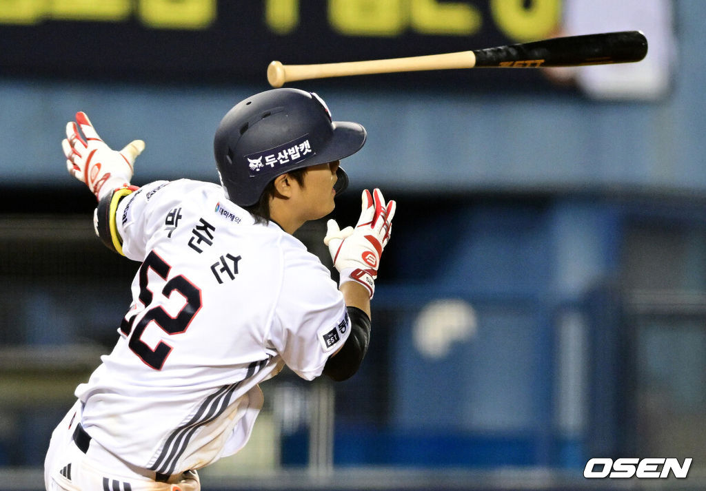 30일 서울 잠실야구장에서 2026 신한 SOL KBO리그 두산 베어스와 삼성 라이온즈의 경기가 열렸다.이날 두산은 최승용, 삼성은 최원태를 선발로 내세웠다.8회말 2사 만루에서 두산 박준순이 싹슬이 3타점 적시 2루타를 날리며 기뻐하고 있다. 2026.04.30 / jpnews@osen.co.kr