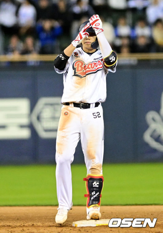 [OSEN=잠실, 지형준 기자] 30일 서울 잠실야구장에서 2026 신한 SOL KBO리그 두산 베어스와 삼성 라이온즈의 경기가 열렸다.이날 두산은 최승용, 삼성은 최원태를 선발로 내세웠다.8회말 2사 만루에서 두산 박준순이 싹슬이 3타점 적시 2루타를 날리며 기뻐하고 있다. 2026.04.30&nbsp;/ jpnews@osen.co.kr