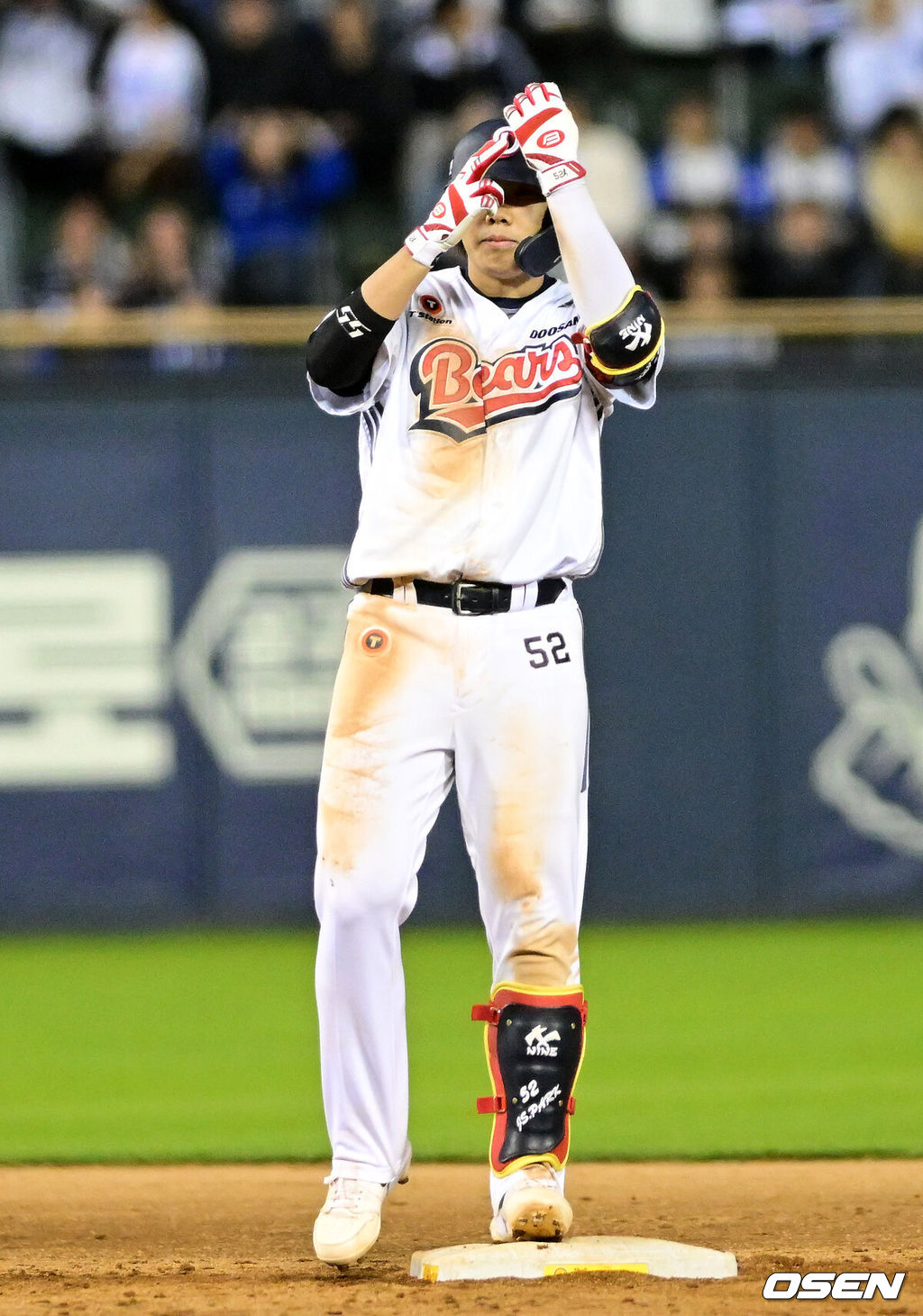 30일 서울 잠실야구장에서 2026 신한 SOL KBO리그 두산 베어스와 삼성 라이온즈의 경기가 열렸다.이날 두산은 최승용, 삼성은 최원태를 선발로 내세웠다.8회말 2사 만루에서 두산 박준순이 싹슬이 3타점 적시 2루타를 날리며 기뻐하고 있다. 2026.04.30 / jpnews@osen.co.kr