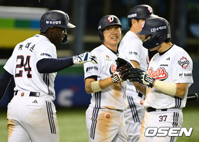 [OSEN=잠실, 지형준 기자] 30일 서울 잠실야구장에서 2026 신한 SOL KBO리그 두산 베어스와 삼성 라이온즈의 경기가 열렸다.이날 두산은 최승용, 삼성은 최원태를 선발로 내세웠다.8회말 2사 만루에서 두산 카메론, 정수빈, 박지훈이 박준순의 싹슬이 3타점 적시 2루타에 홈을 밟으며 기뻐하고 있다. 2026.04.30&nbsp;/ jpnews@osen.co.kr