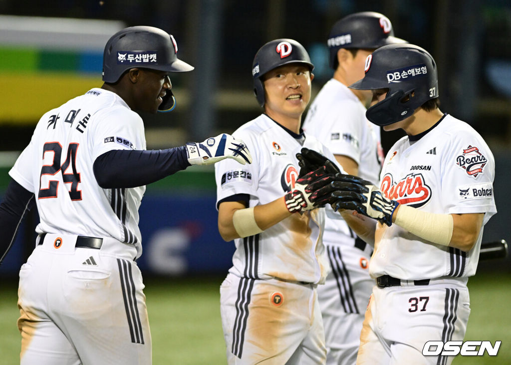 30일 서울 잠실야구장에서 2026 신한 SOL KBO리그 두산 베어스와 삼성 라이온즈의 경기가 열렸다.이날 두산은 최승용, 삼성은 최원태를 선발로 내세웠다.8회말 2사 만루에서 두산 카메론, 정수빈, 박지훈이 박준순의 싹슬이 3타점 적시 2루타에 홈을 밟으며 기뻐하고 있다. 2026.04.30 / jpnews@osen.co.kr