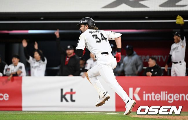 [OSEN=수원, 이대선 기자] 30일 수원 KT위즈파크에서 2026 신한 SOL KBO리그 KT 위즈와 LG 트윈스의 경기가 열렸다.이날 KT는 보쉴리, LG는 임찬규를 선발로 내세웠다.5회말 2사 만루에서 KT 힐리어드가 우중간 2타점 적시타를 치고 있다. 2026.04.30 /sunday@osen.co.kr