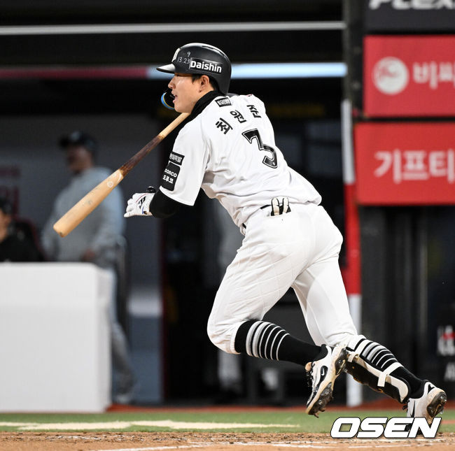 [OSEN=수원, 이대선 기자] 30일 수원 KT위즈파크에서 2026 신한 SOL KBO리그 KT 위즈와 LG 트윈스의 경기가 열렸다.이날 KT는 보쉴리, LG는 임찬규를 선발로 내세웠다.6회말 2사 1,2루에서 KT 최원준이 중월 2타점 적시 2루타를 치고 있다. 2026.04.30 /sunday@osen.co.kr