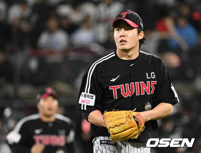 [OSEN=수원, 이대선 기자] 30일 수원 KT위즈파크에서 2026 신한 SOL KBO리그 KT 위즈와 LG 트윈스의 경기가 열렸다.이날 KT는 보쉴리, LG는 임찬규를 선발로 내세웠다.3회말 수비를 마친 LG 임찬규가 더그아웃으로 가고 있다. 2026.04.30 /sunday@osen.co.kr