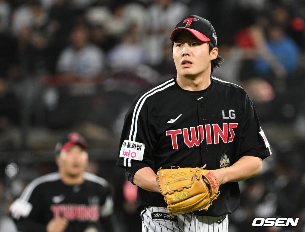 30일 수원 KT위즈파크에서 2026 신한 SOL KBO리그 KT 위즈와 LG 트윈스의 경기가 열렸다.이날 KT는 보쉴리, LG는 임찬규를 선발로 내세웠다.3회말 수비를 마친 LG 임찬규가 더그아웃으로 가고 있다. 2026.04.30 /sunday@osen.co.kr