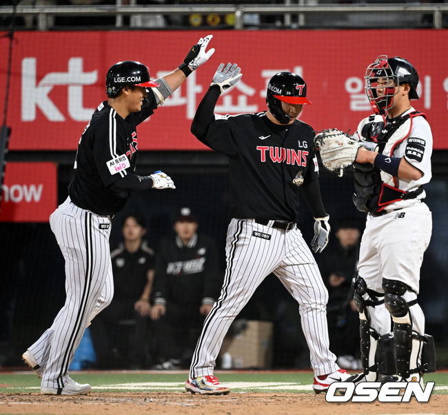 [OSEN=수원, 이대선 기자] 30일 수원 KT위즈파크에서 2026 신한 SOL KBO리그 KT 위즈와 LG 트윈스의 경기가 열렸다.이날 KT는 보쉴리, LG는 임찬규를 선발로 내세웠다.4회초 무사 1루에서 LG 송찬의가 좌중월 투런 홈런을 치고 홈에서 환호하고 있다. 2026.04.30 /sunday@osen.co.kr