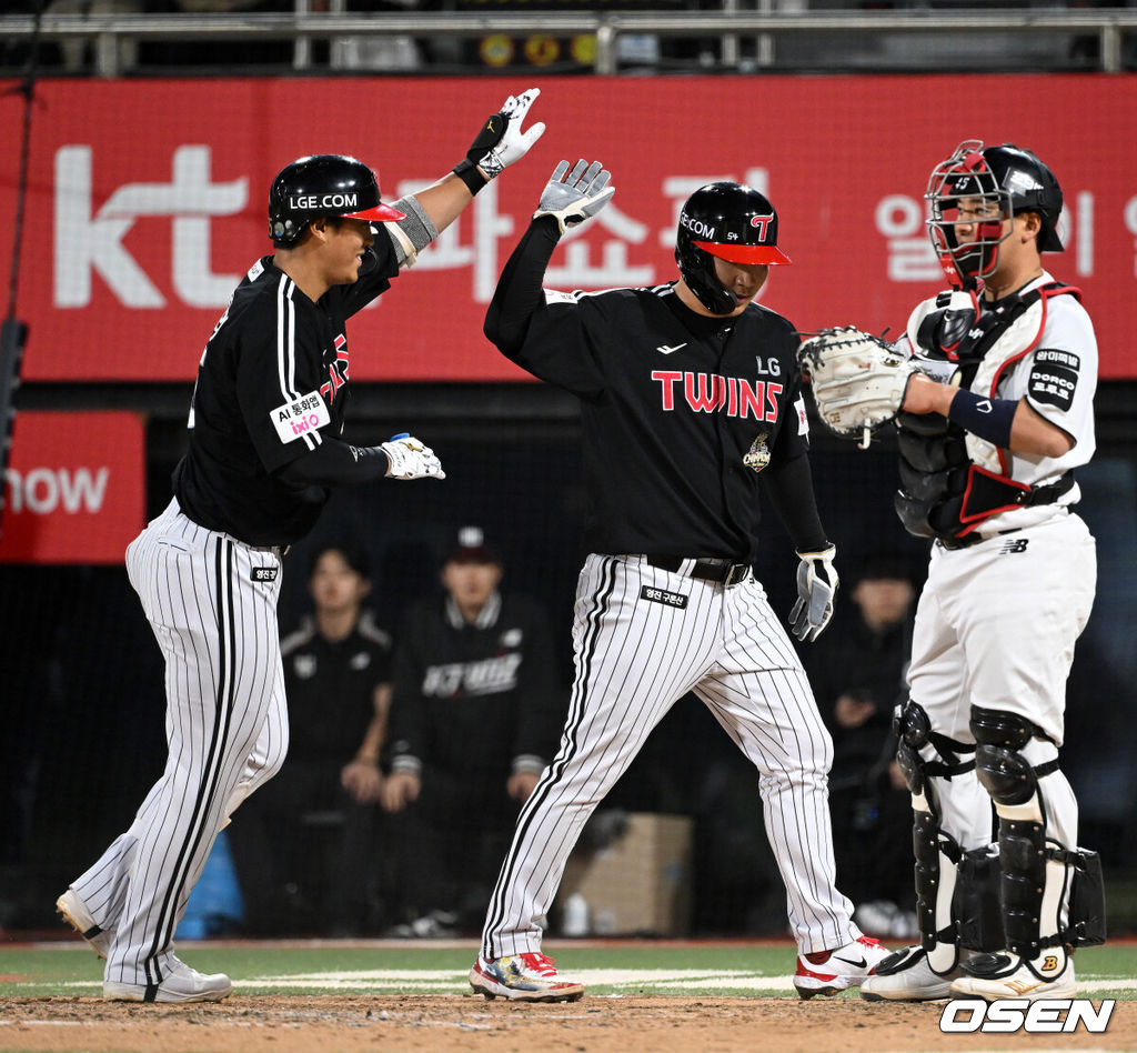 30일 수원 KT위즈파크에서 2026 신한 SOL KBO리그 KT 위즈와 LG 트윈스의 경기가 열렸다.이날 KT는 보쉴리, LG는 임찬규를 선발로 내세웠다.4회초 무사 1루에서 LG 송찬의가 좌중월 투런 홈런을 치고 홈에서 환호하고 있다. 2026.04.30 /sunday@osen.co.kr